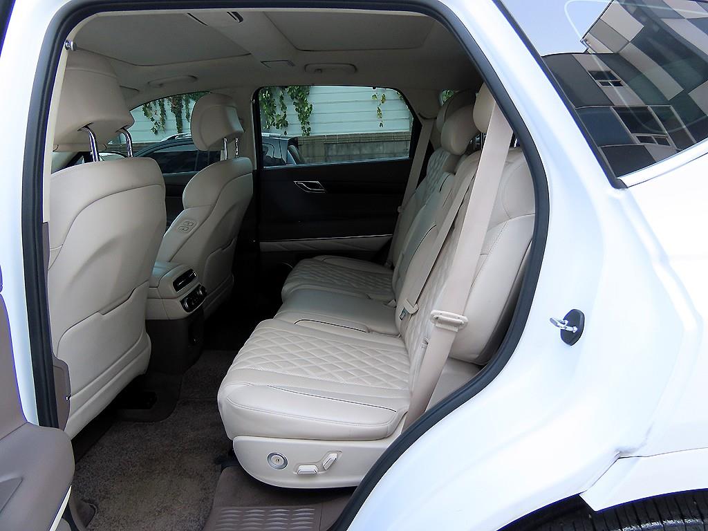 Genesis GV80 — photo 06