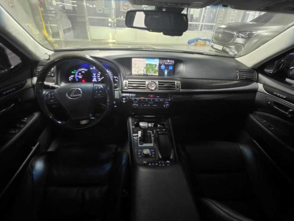 Lexus LS — photo 07