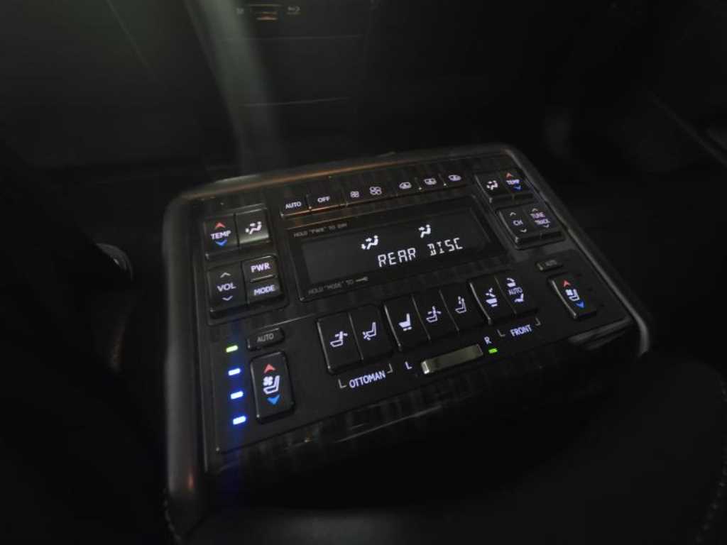 Lexus LS — photo 09