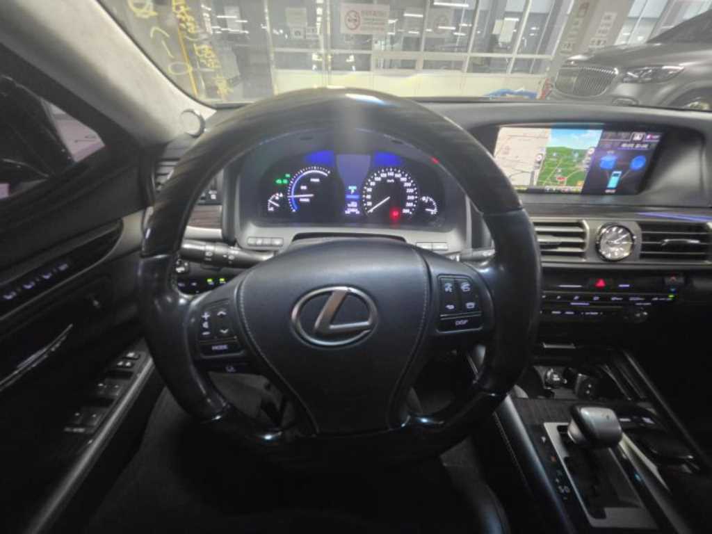 Lexus LS — photo 12