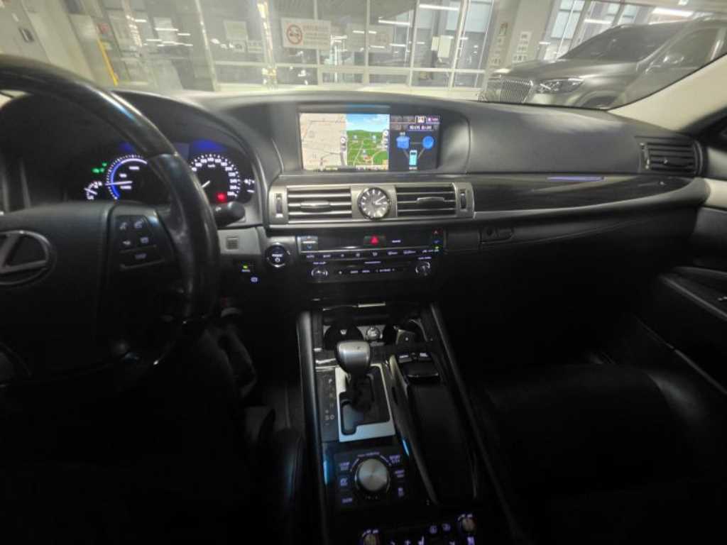 Lexus LS — photo 13