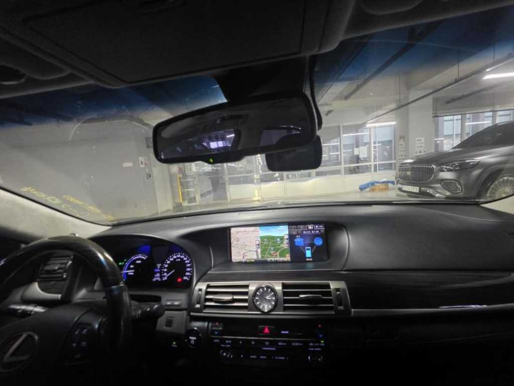 Lexus LS — photo 14