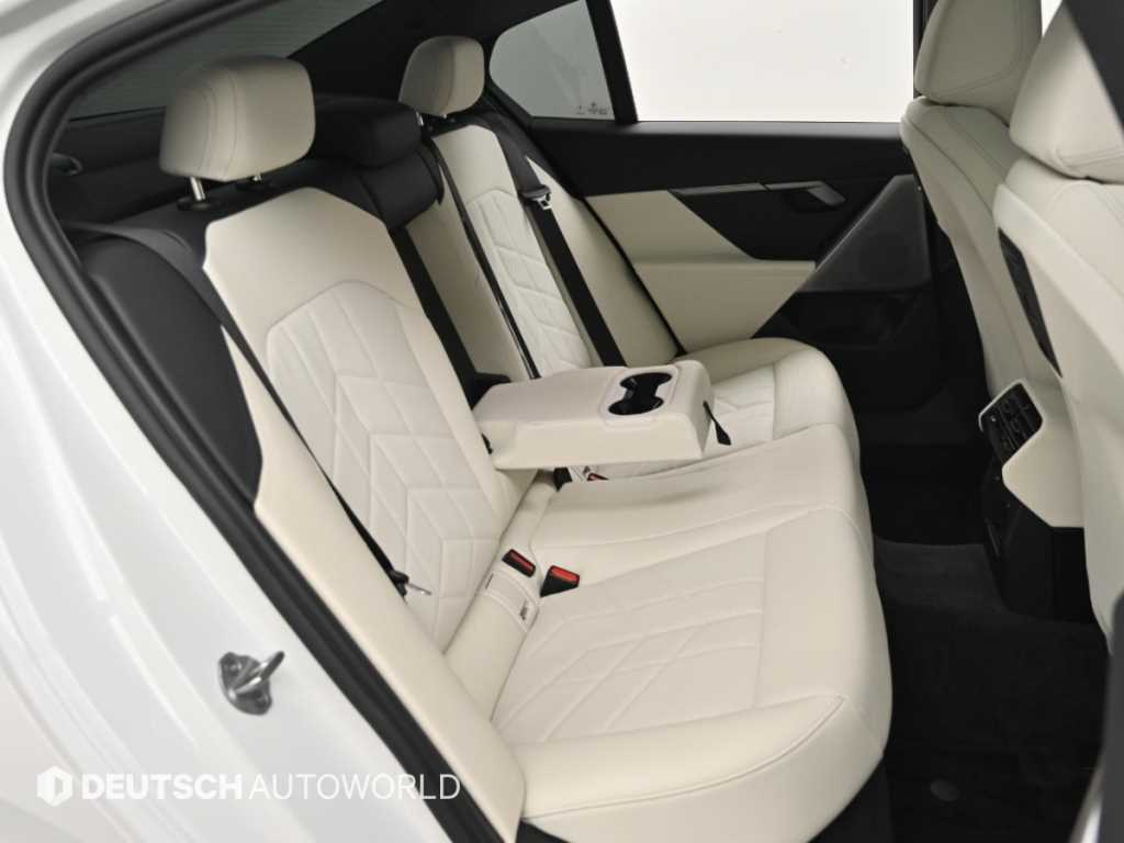 BMW 5-Series — photo 12