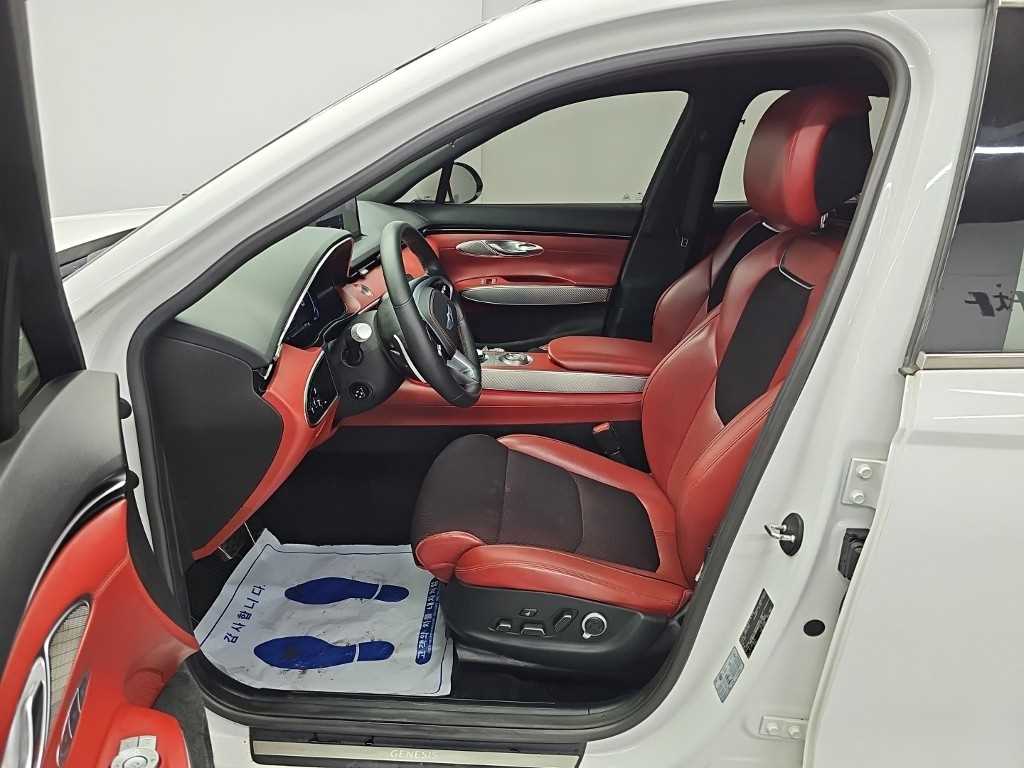 Genesis GV70 — photo 01