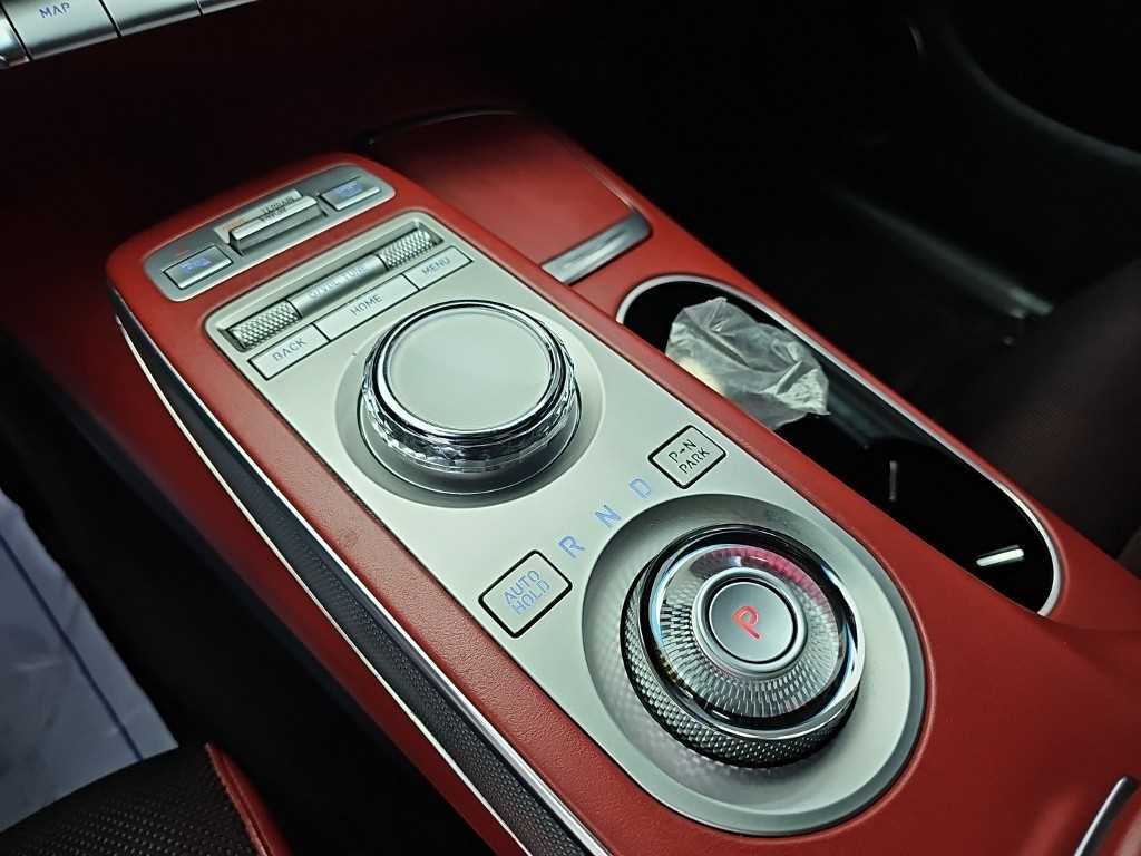 Genesis GV70 — photo 09