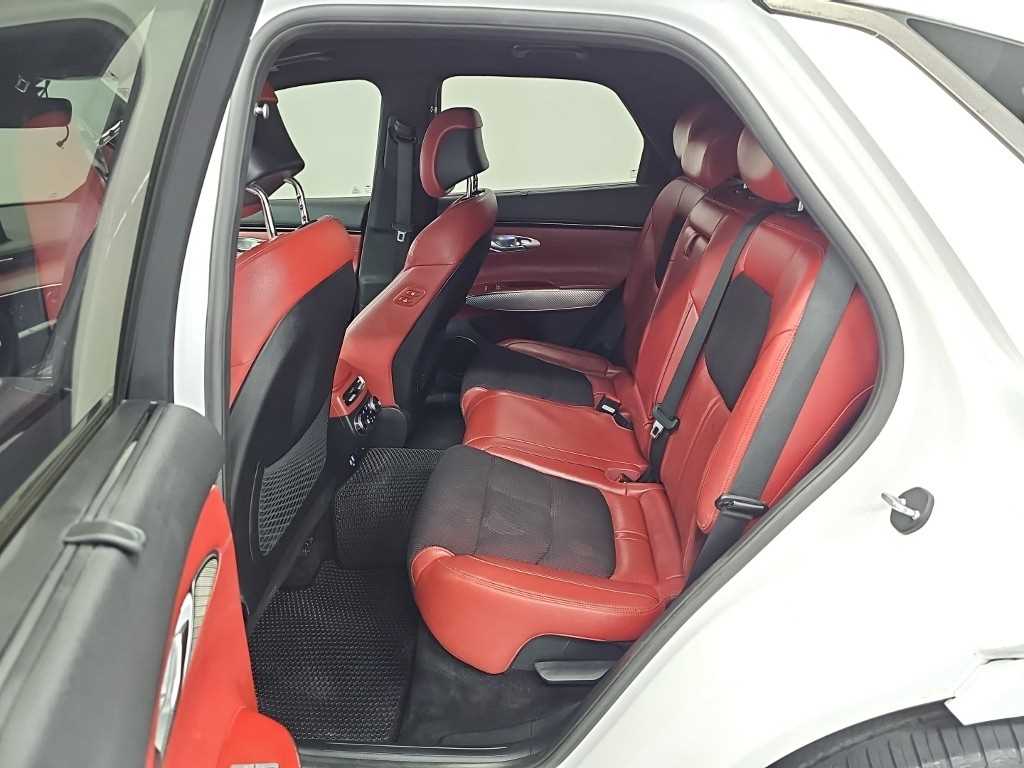 Genesis GV70 — photo 12