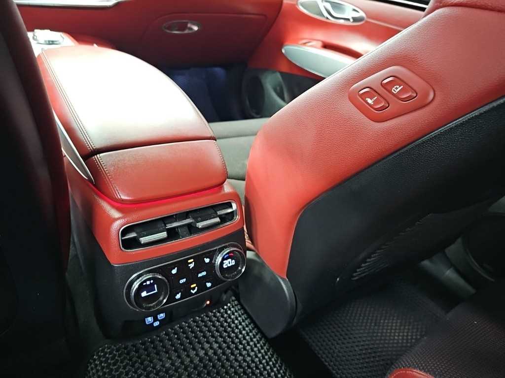 Genesis GV70 — photo 13