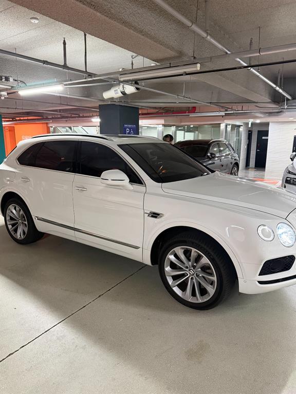 Bentley Bentayga — photo 05