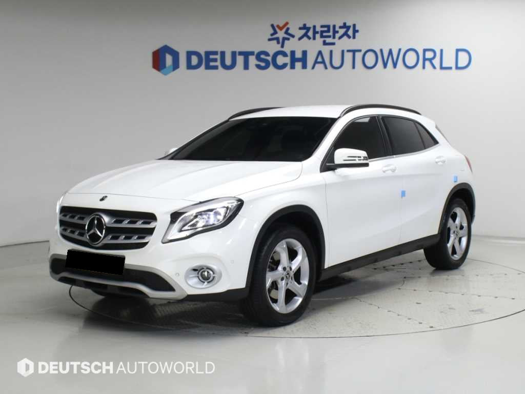 Mercedes-Benz GLA-Class — photo 01