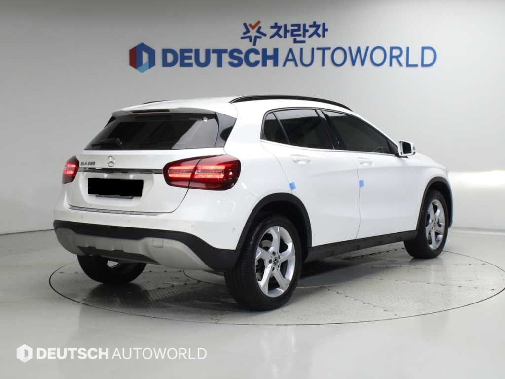 Mercedes-Benz GLA-Class — photo 02