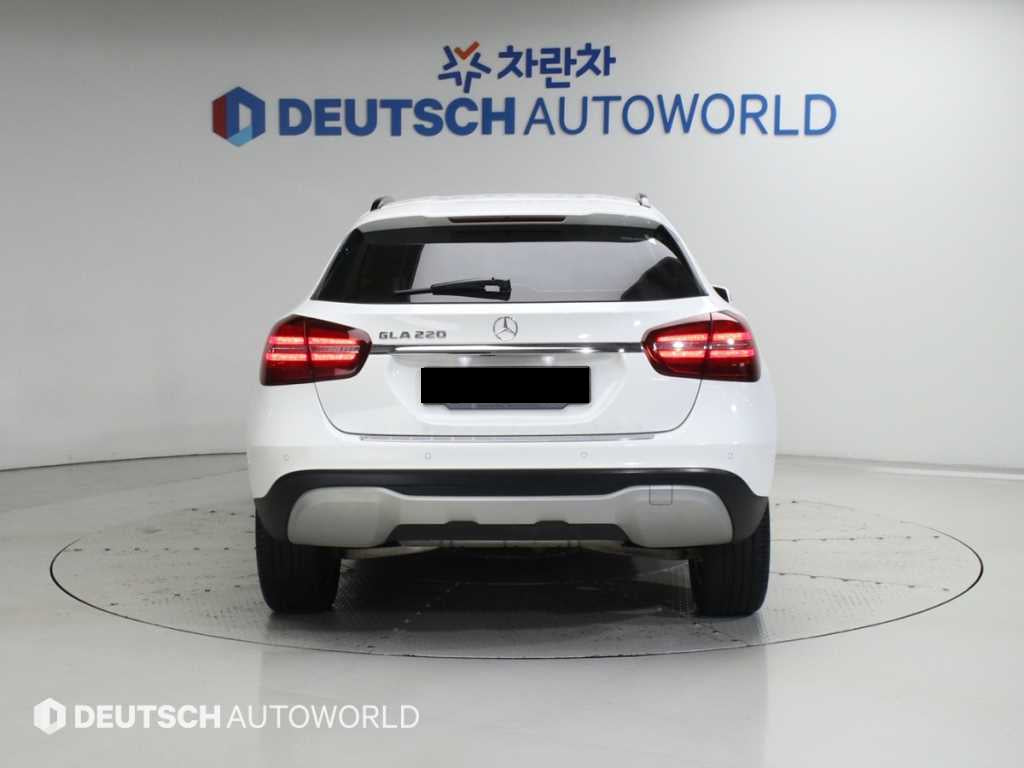 Mercedes-Benz GLA-Class — photo 04