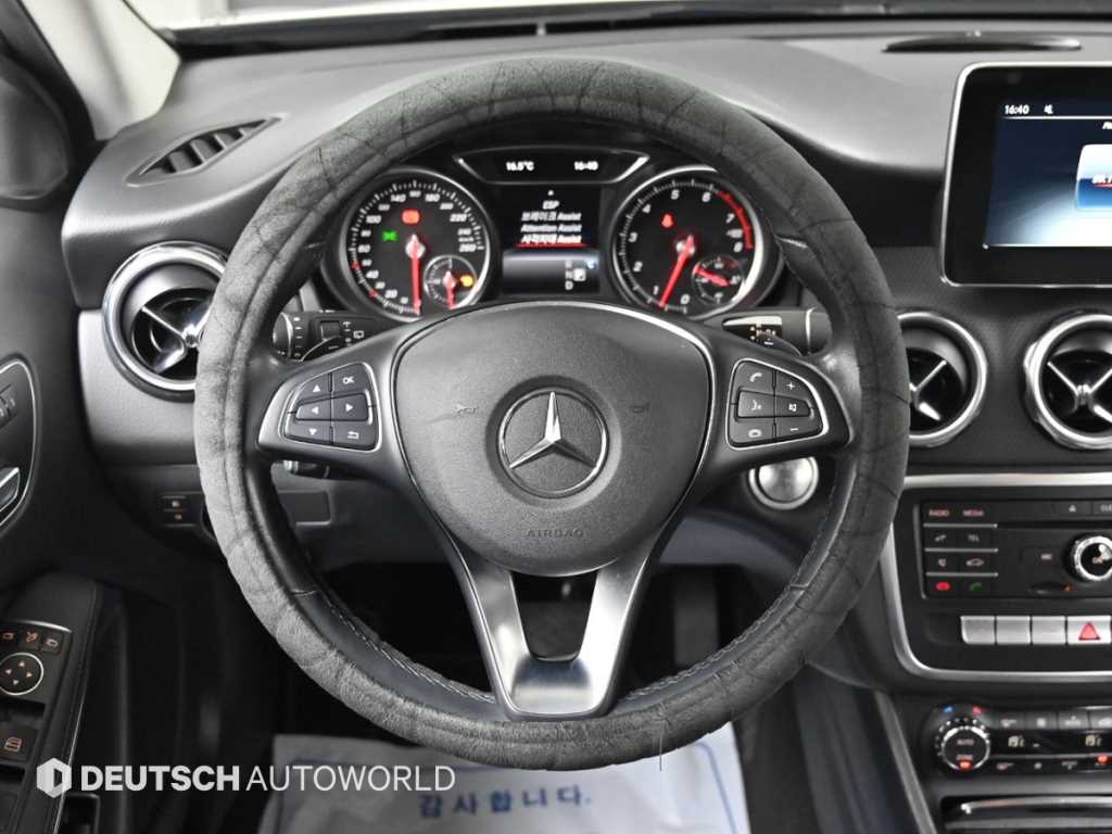 Mercedes-Benz GLA-Class — photo 13