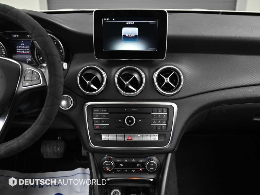 Mercedes-Benz GLA-Class — photo 14
