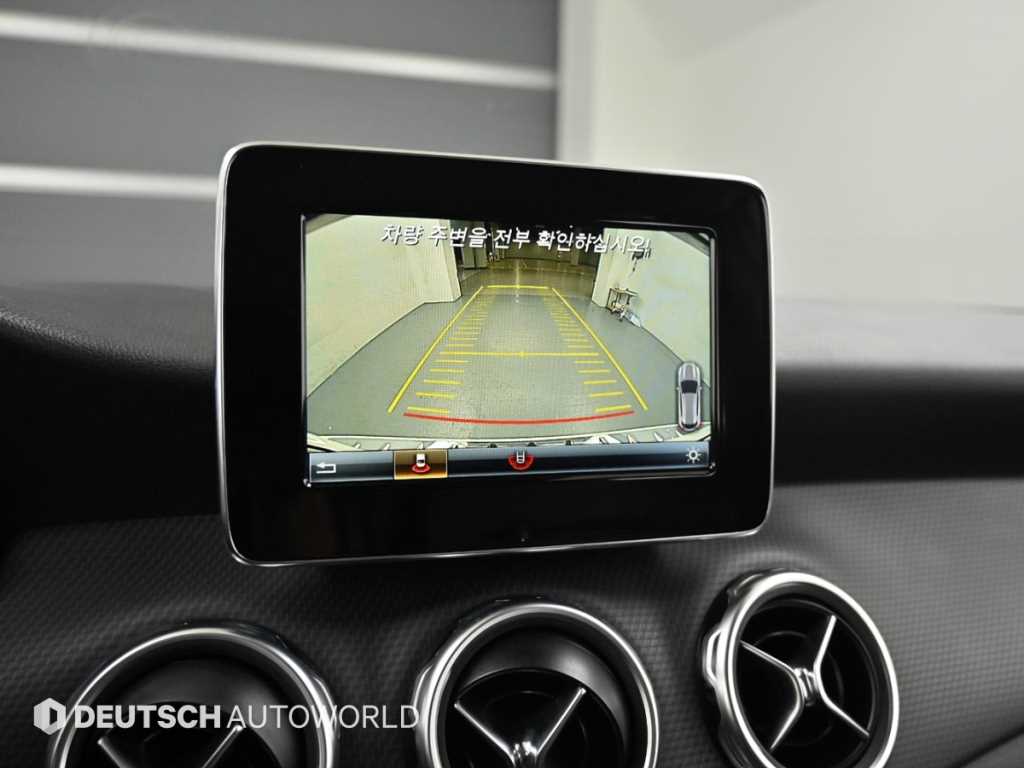 Mercedes-Benz GLA-Class — photo 15