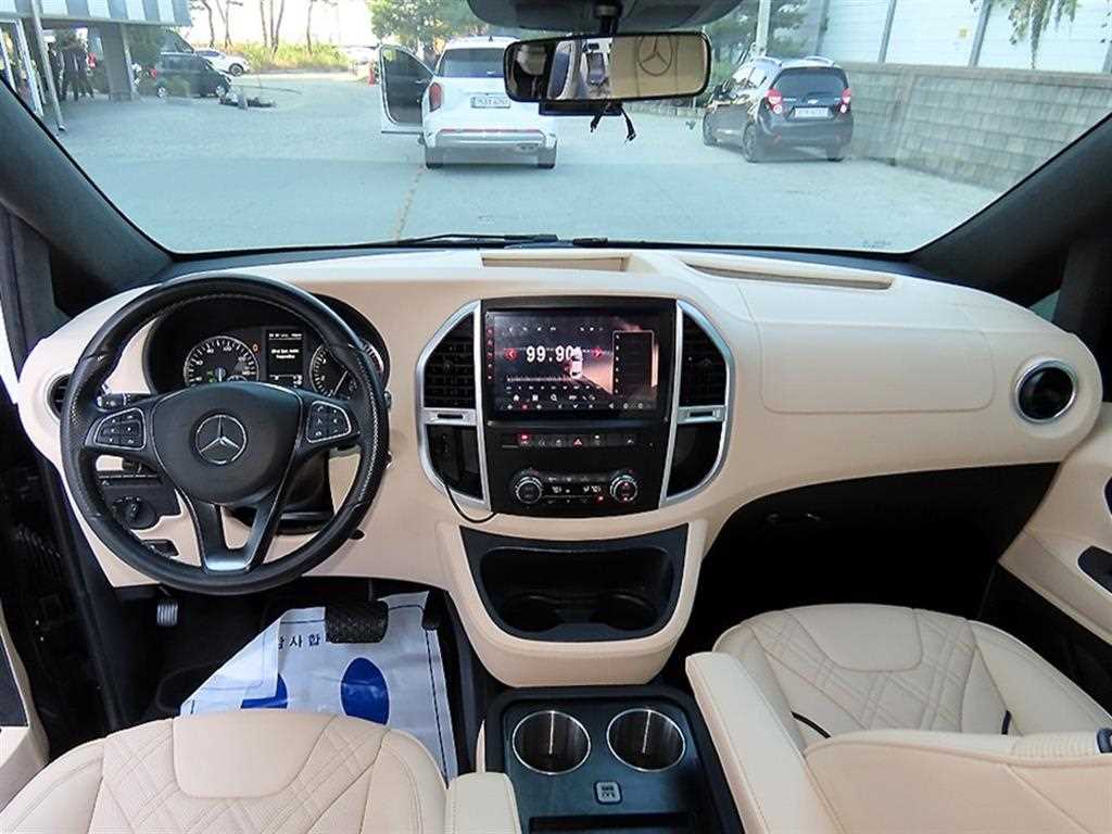 Mercedes-Benz V-Class — photo 08