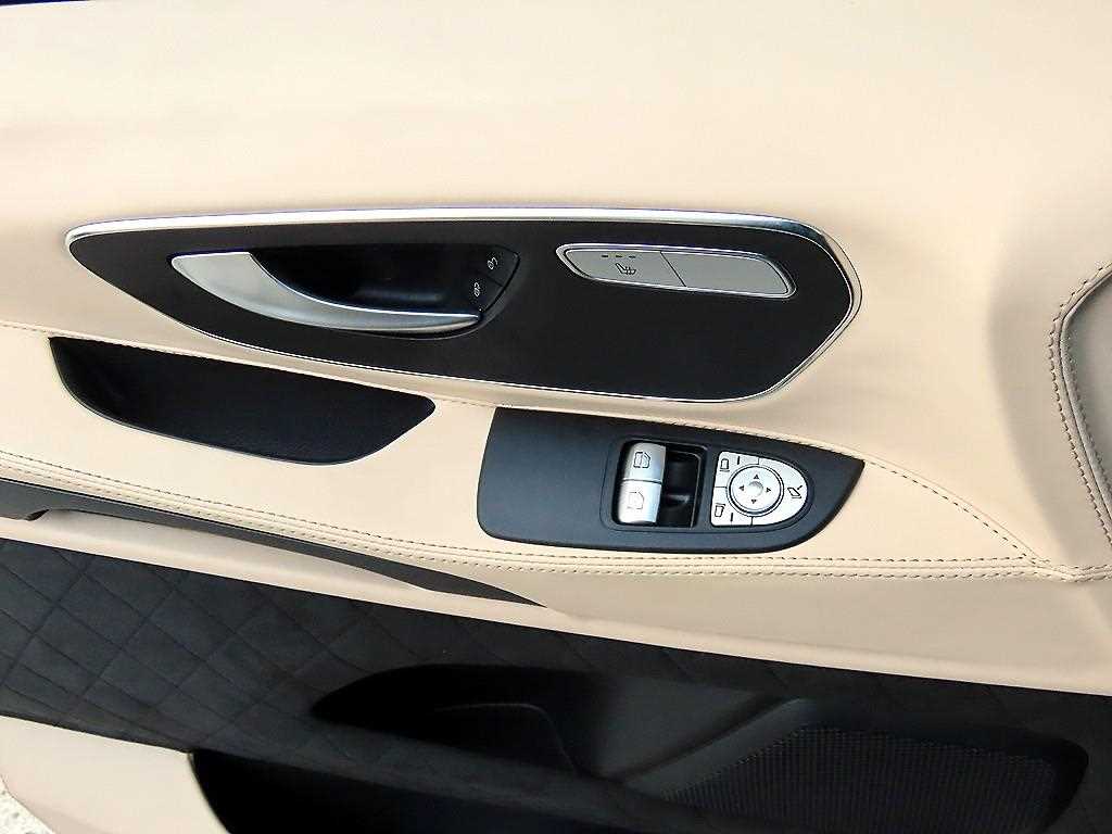 Mercedes-Benz V-Class — photo 13