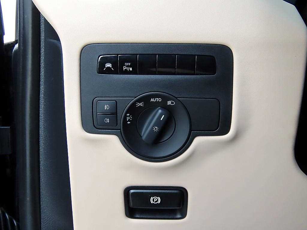Mercedes-Benz V-Class — photo 14