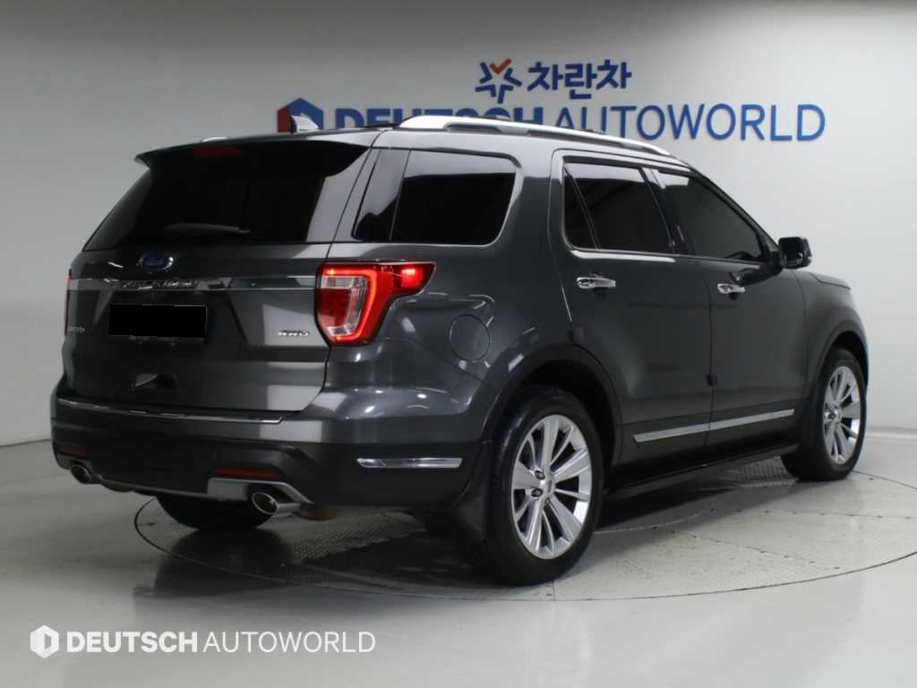 Ford Explorer — photo 02