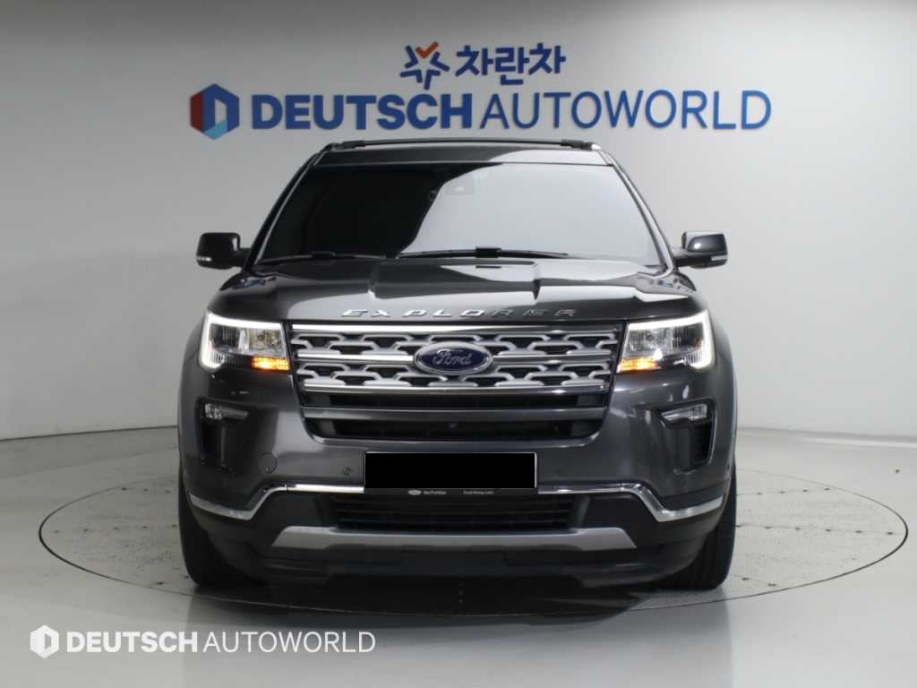 Ford Explorer — photo 03