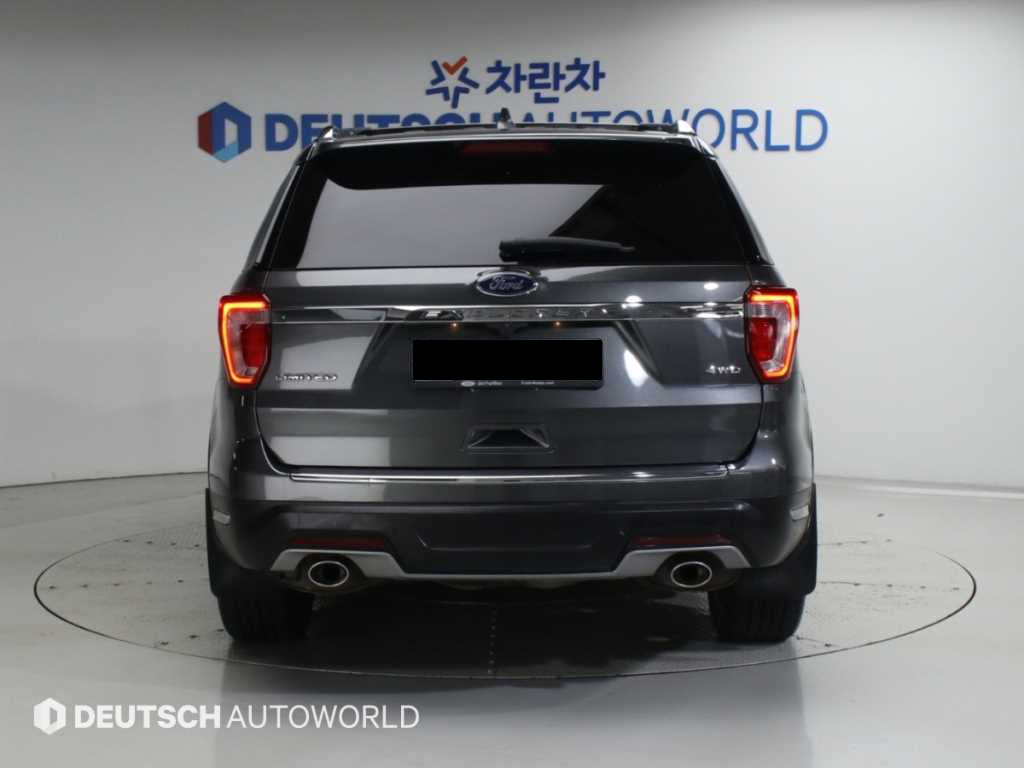 Ford Explorer — photo 04