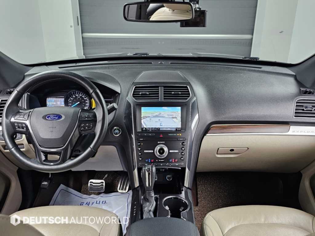 Ford Explorer — photo 07