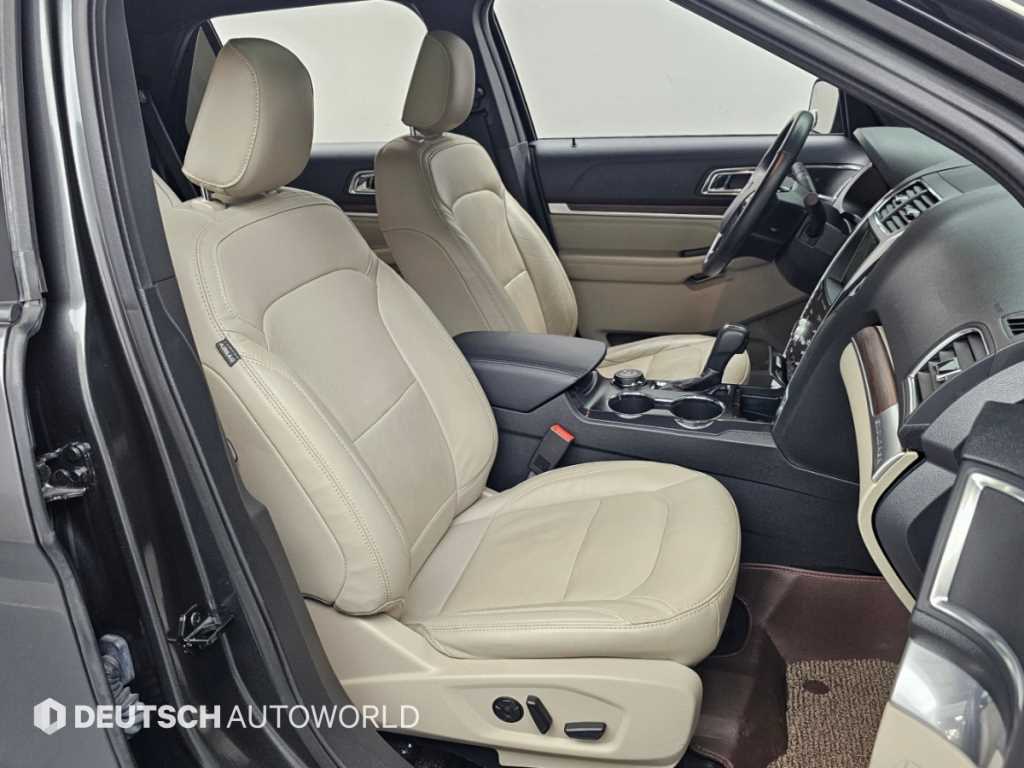 Ford Explorer — photo 10
