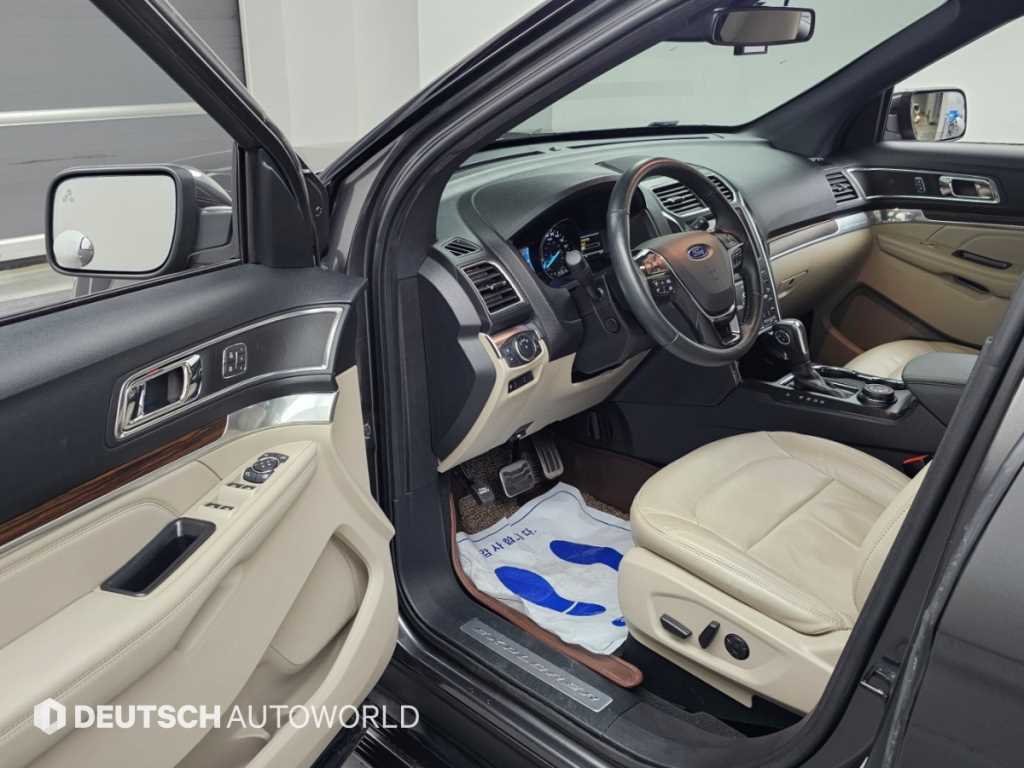Ford Explorer — photo 11