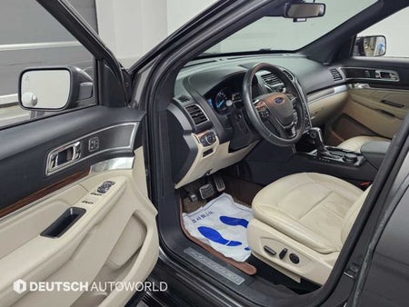 Ford Explorer — photo 11