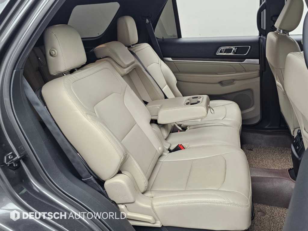 Ford Explorer — photo 12
