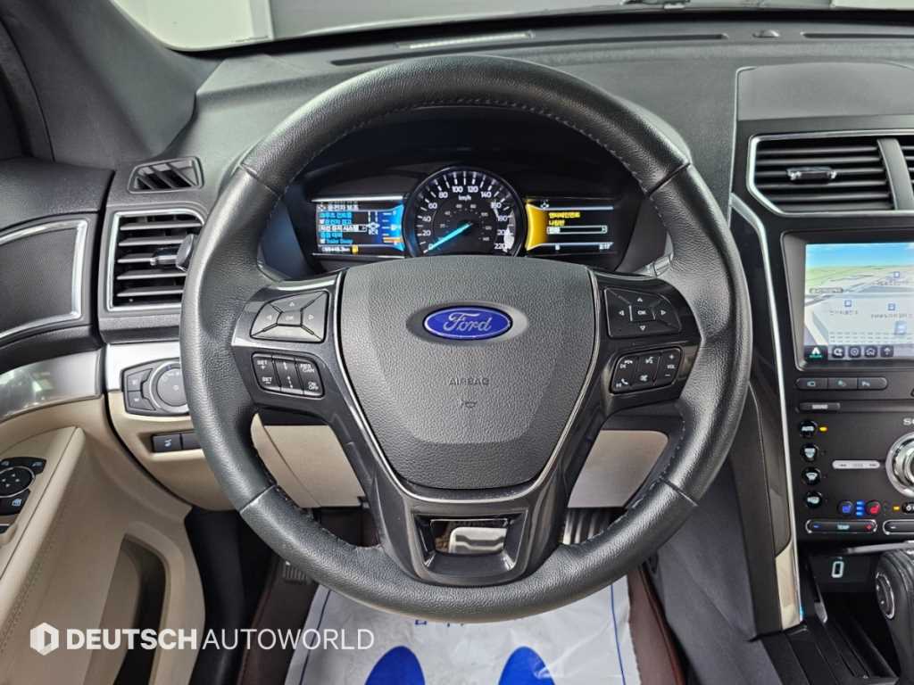 Ford Explorer — photo 13