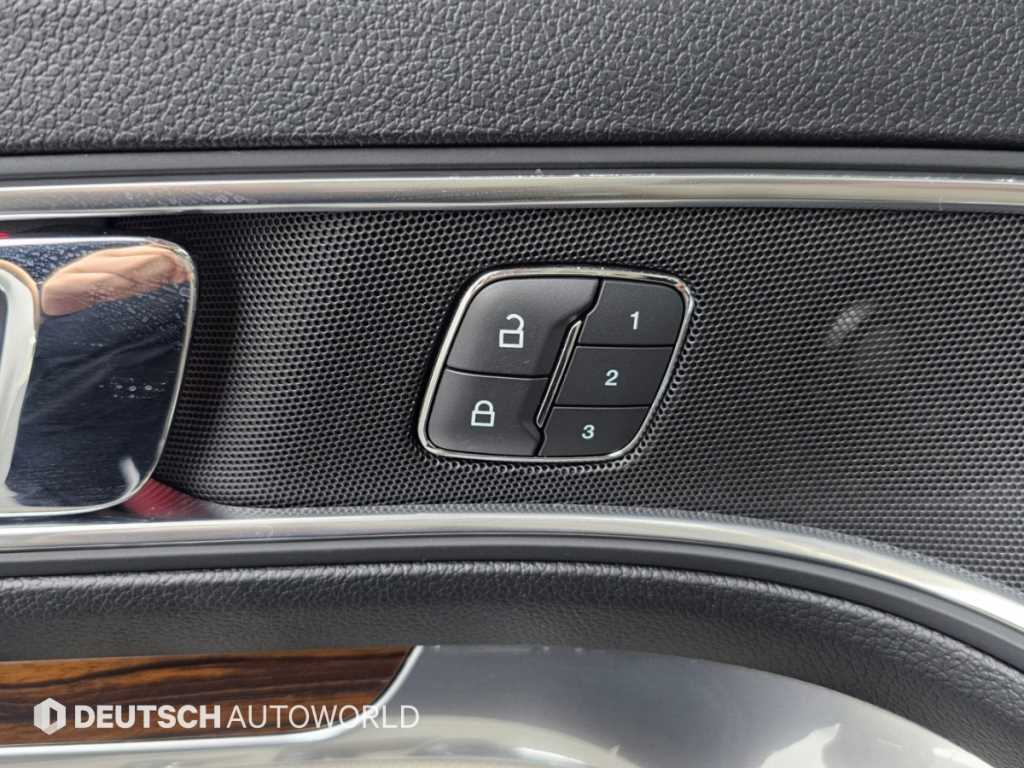 Ford Explorer — photo 16