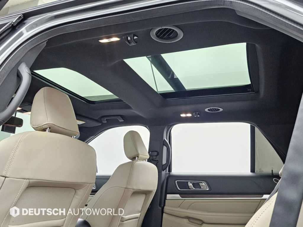 Ford Explorer — photo 18
