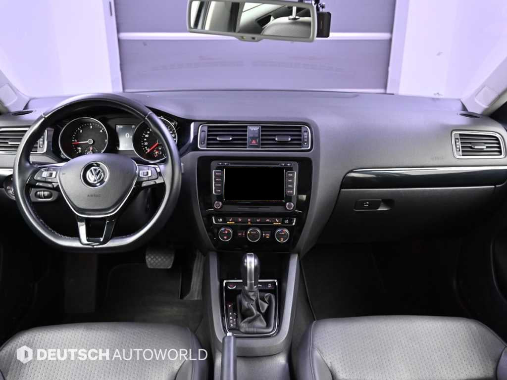 Volkswagen Jetta — photo 07