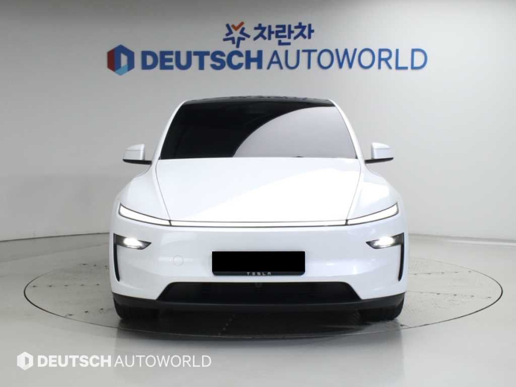 Tesla Model Y — photo 03