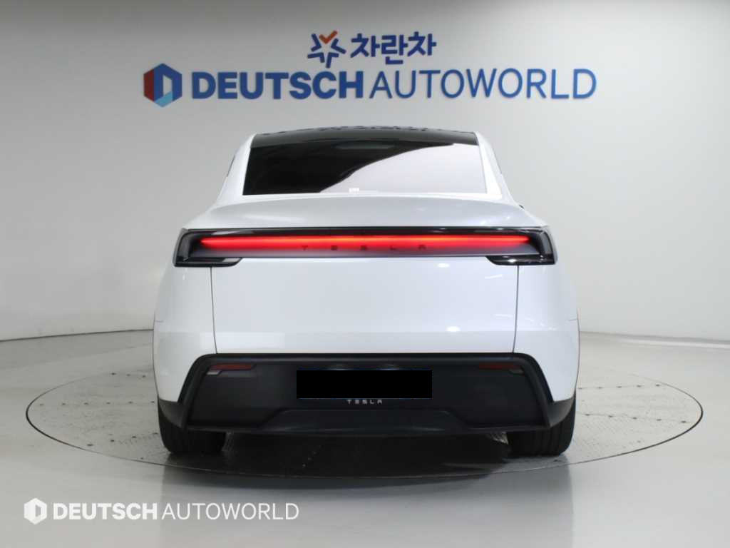 Tesla Model Y — photo 04