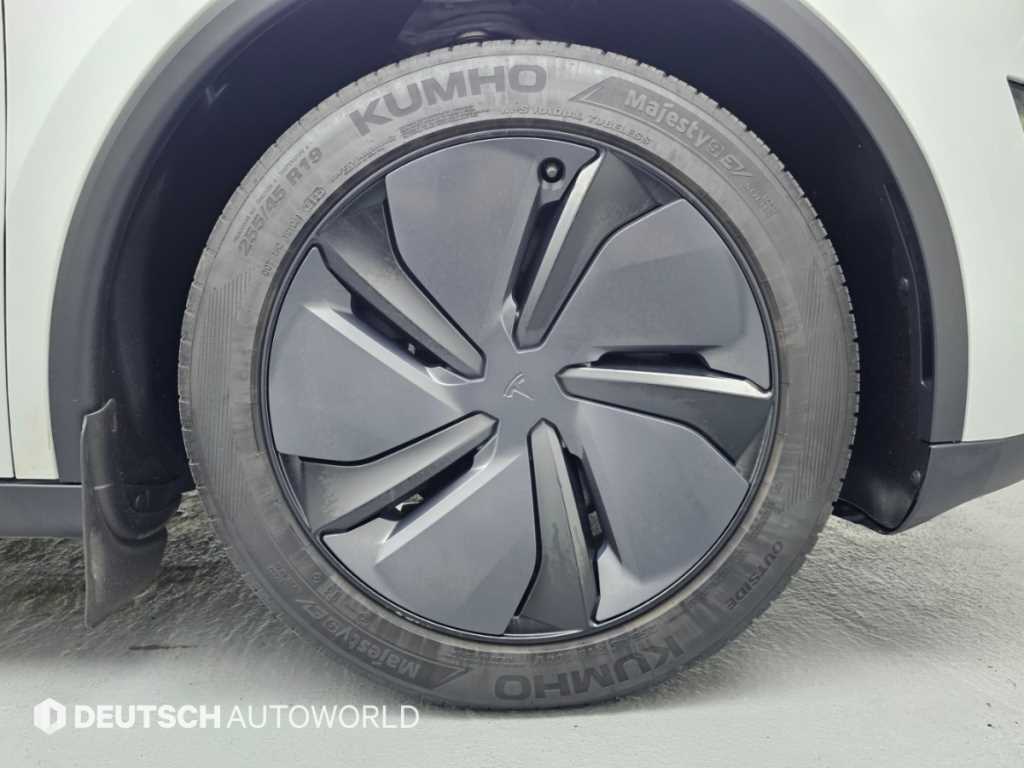 Tesla Model Y — photo 05