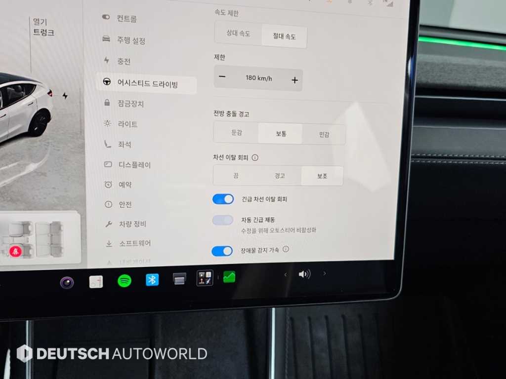 Tesla Model Y — photo 17