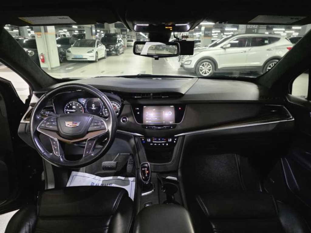 Cadillac XT5 — photo 07