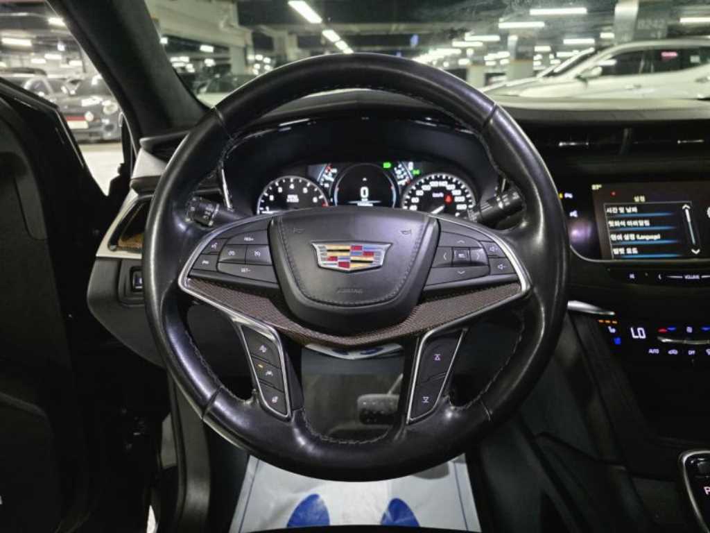 Cadillac XT5 — photo 08