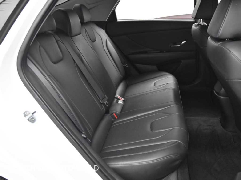 Hyundai Avante — photo 18