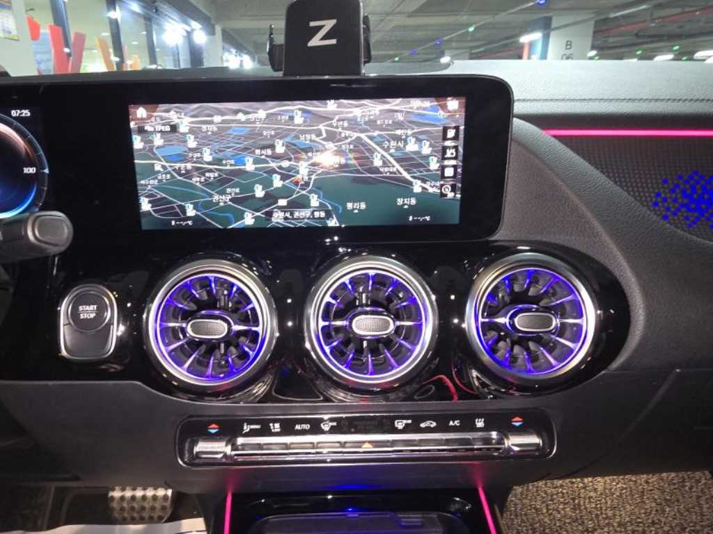 Mercedes-Benz EQA — photo 16