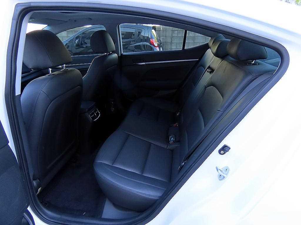 Hyundai Avante — photo 06
