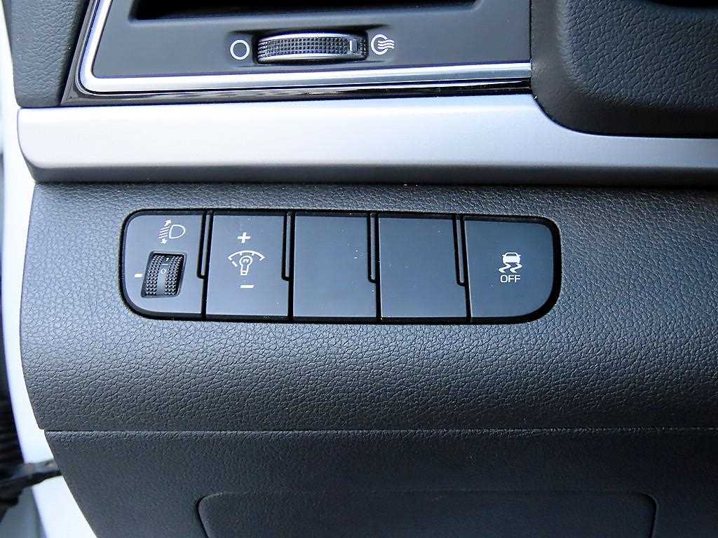 Hyundai Avante — photo 12