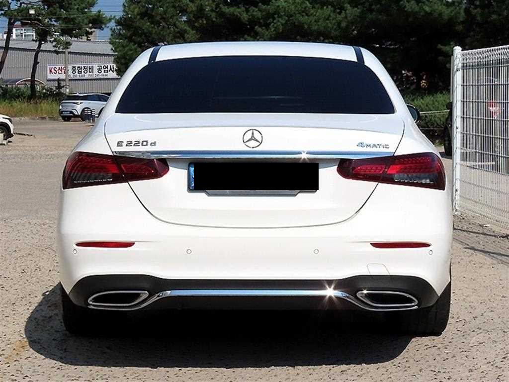 Mercedes-Benz E-Class — photo 04