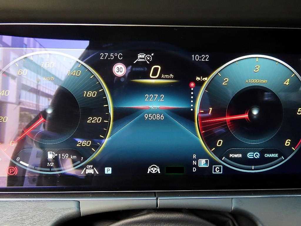 Mercedes-Benz E-Class — photo 09