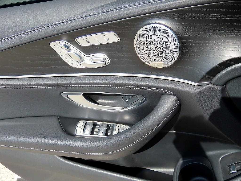 Mercedes-Benz E-Class — photo 12