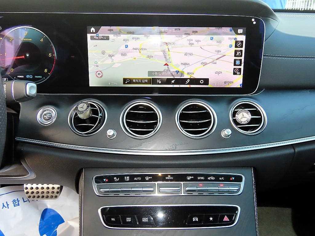Mercedes-Benz E-Class — photo 13