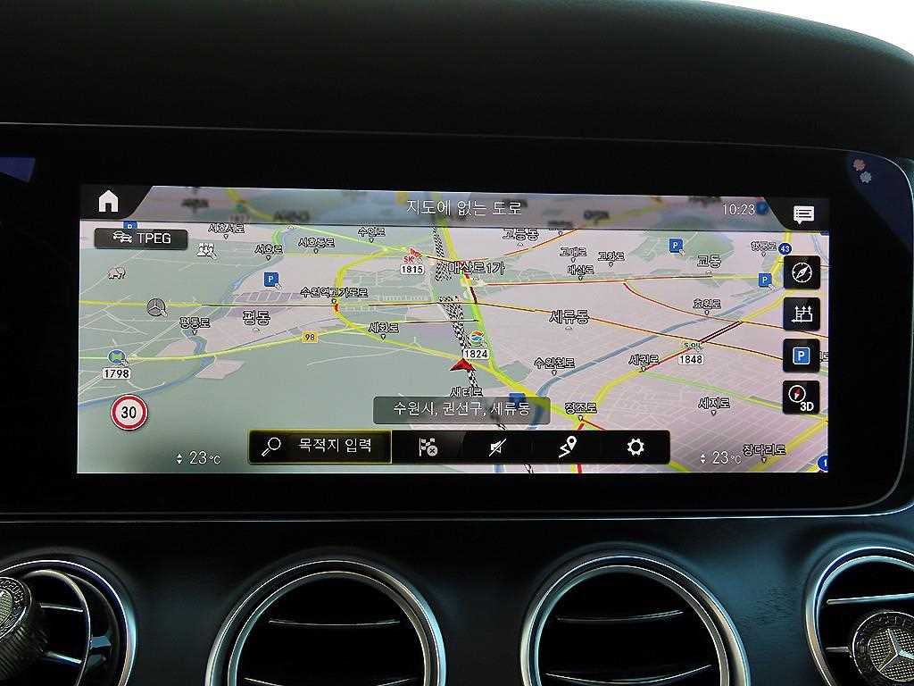 Mercedes-Benz E-Class — photo 14