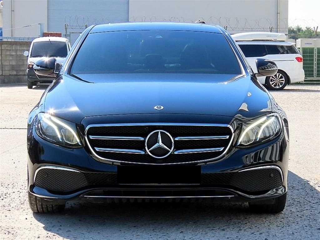 Mercedes-Benz E-Class — photo 01