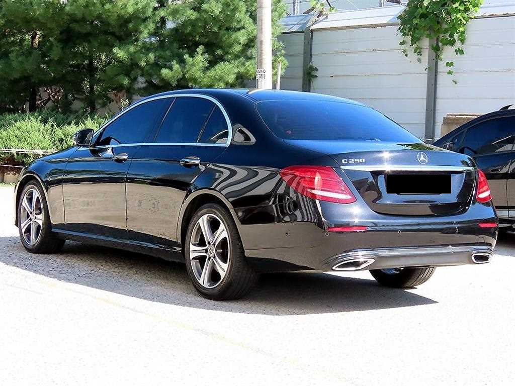 Mercedes-Benz E-Class — photo 03